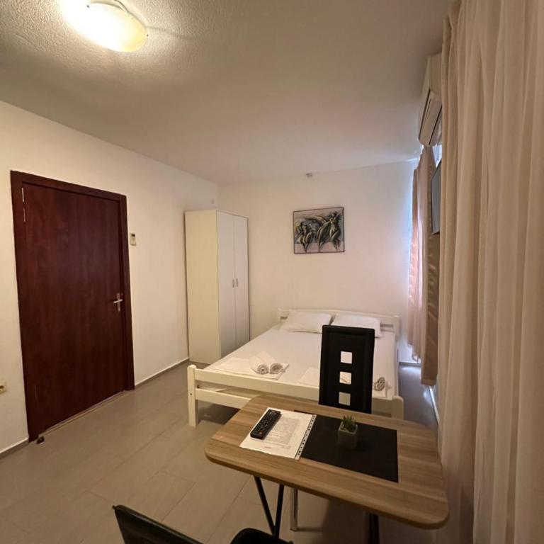 Apartmani Rira - Dvokrevetna Soba sa Bračnim Krevetom i Sopstvenim Kupatilom - 2