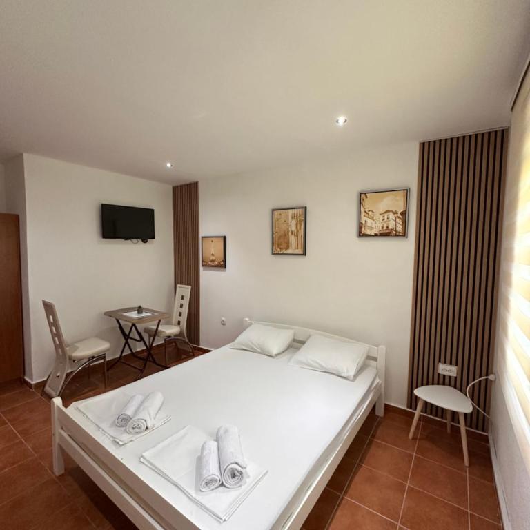Apartmani Rira - Dvokrevetna Soba sa Bračnim Krevetom i Sopstvenim Kupatilom - 1