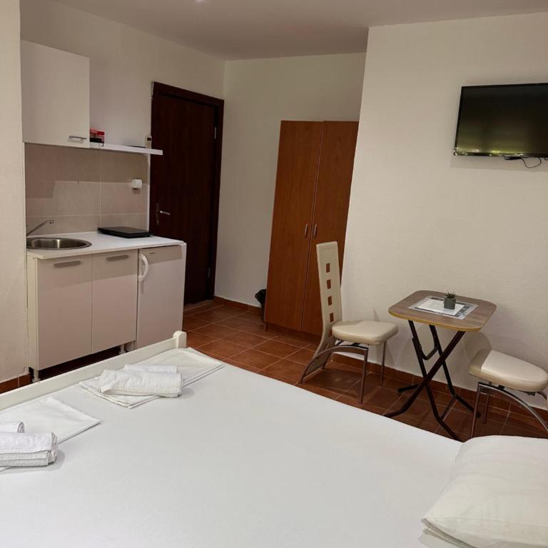Apartmani Rira - Dvokrevetna Soba sa Bračnim Krevetom i Sopstvenim Kupatilom - 2