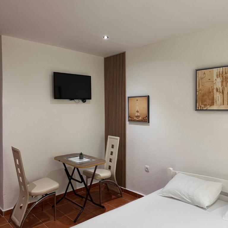Apartmani Rira - Dvokrevetna Soba sa Bračnim Krevetom i Sopstvenim Kupatilom - 3