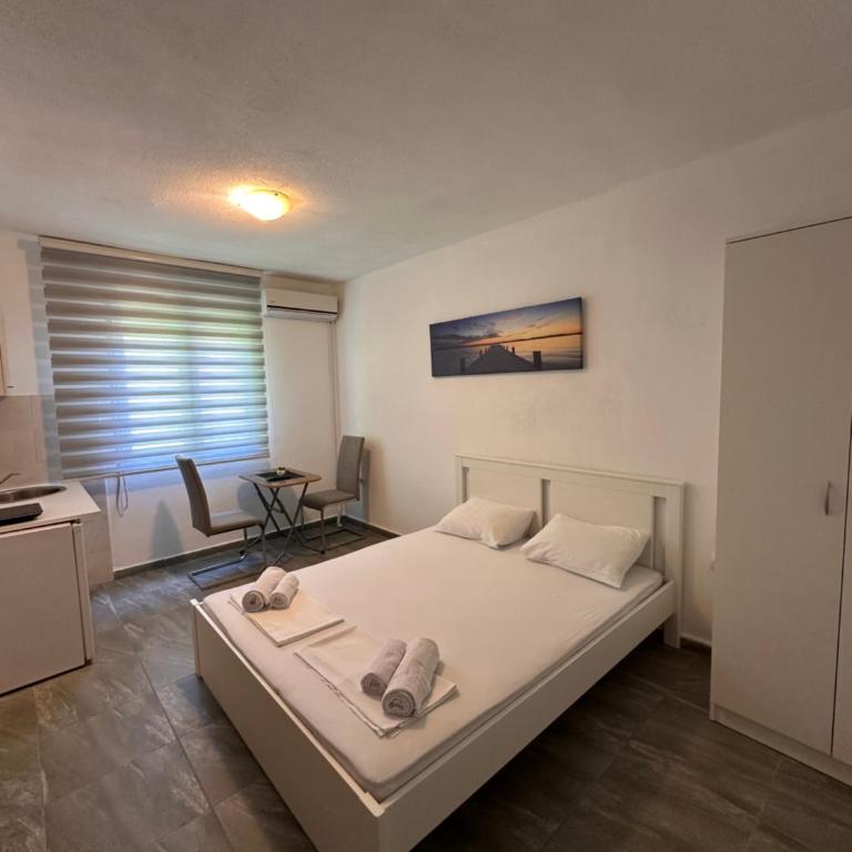 Apartmani Rira - Dvokrevetna Soba sa Bračnim Krevetom i Sopstvenim Kupatilom - 1