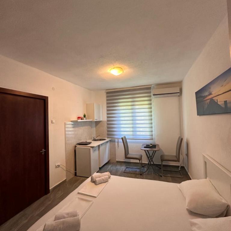 Apartmani Rira - Dvokrevetna Soba sa Bračnim Krevetom i Sopstvenim Kupatilom - 2