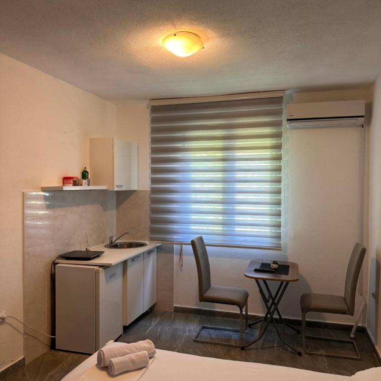 Apartmani Rira - Dvokrevetna Soba sa Bračnim Krevetom i Sopstvenim Kupatilom - 3