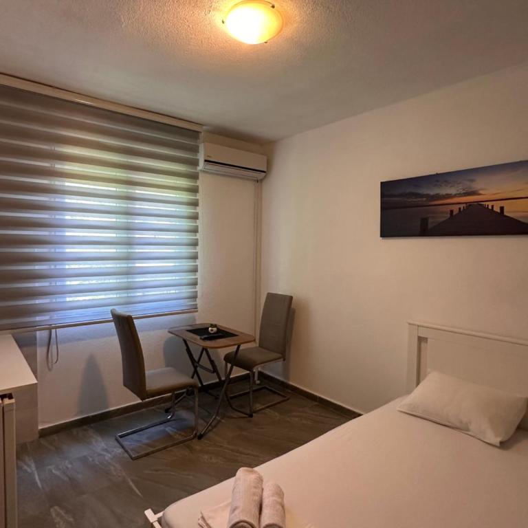 Apartmani Rira - Dvokrevetna Soba sa Bračnim Krevetom i Sopstvenim Kupatilom - 4