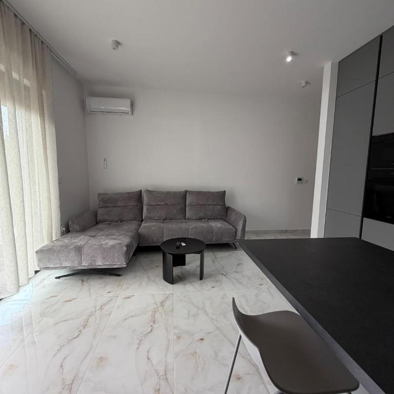 One bedroom apartment with patio and parking - One-Bedroom Apartment - 2