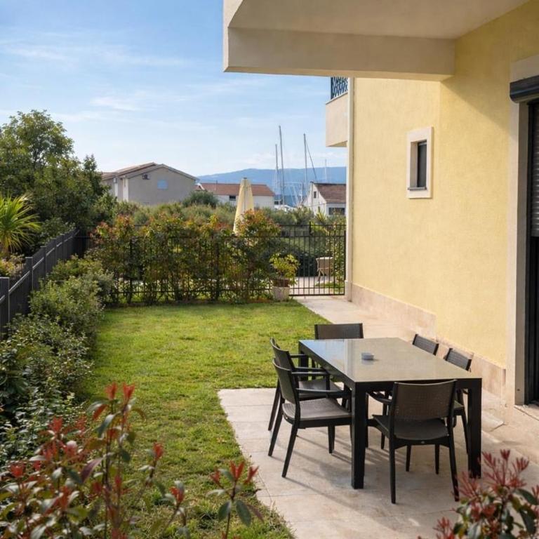 One bedroom apartment with patio and parking - One-Bedroom Apartment - 1