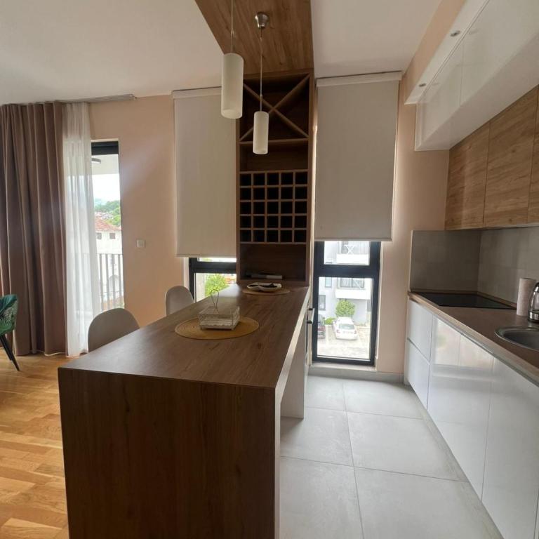 Spacious Green Breeze Apartment - Private Parking - Two-Bedroom Apartment - 6