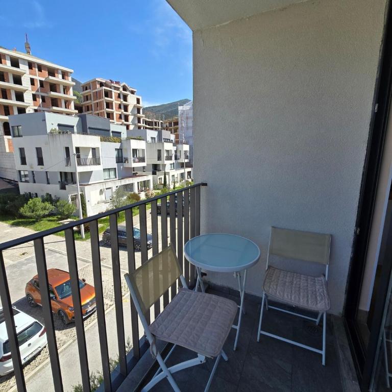 Spacious Green Breeze Apartment - Private Parking - Two-Bedroom Apartment - 8