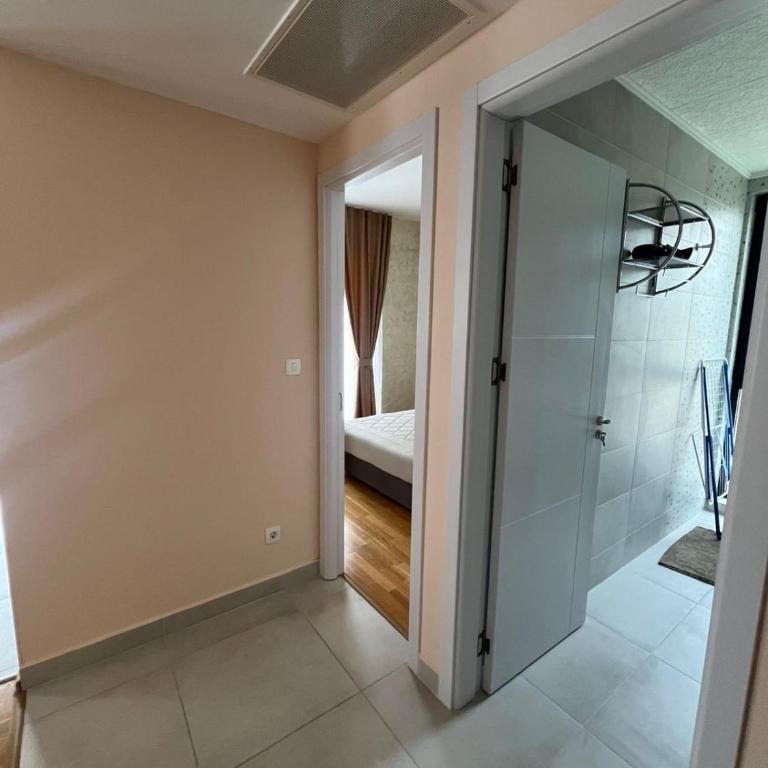 Spacious Green Breeze Apartment - Private Parking - Two-Bedroom Apartment - 10
