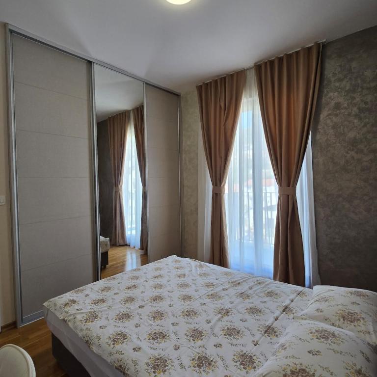 Spacious Green Breeze Apartment - Private Parking - Two-Bedroom Apartment - 13