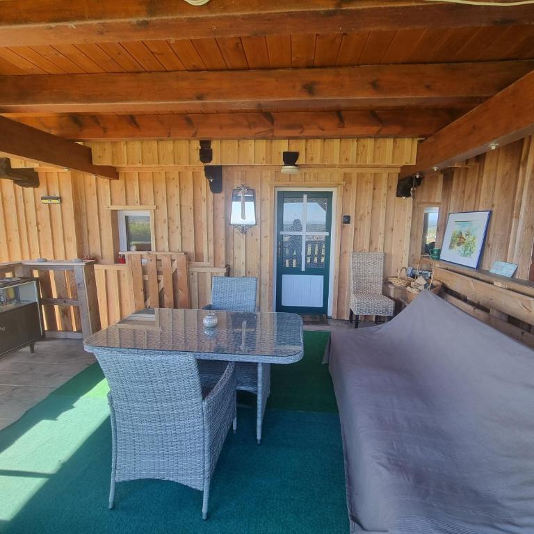 Kuscheliges Blockhaus in Alleinlage mit Traumaussicht - Haus mit 1 Schlafzimmer - 3
