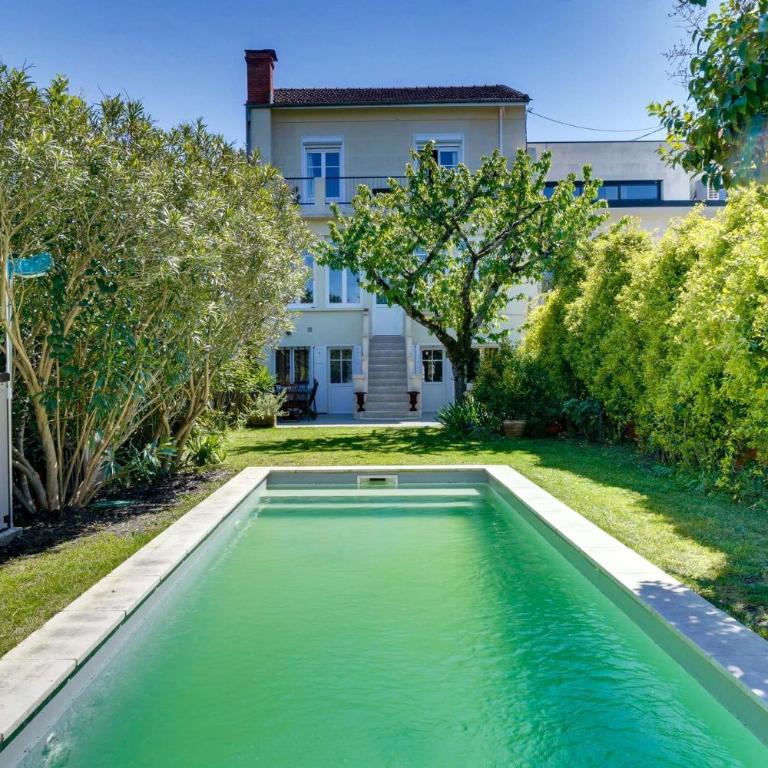 Très belle Maison avec Piscine et Jardin - Maison 4 Chambres - 23