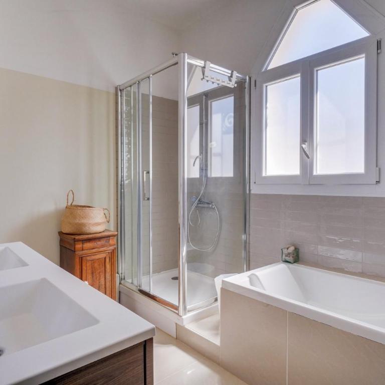 Très belle Maison avec Piscine et Jardin - Maison 4 Chambres - 9