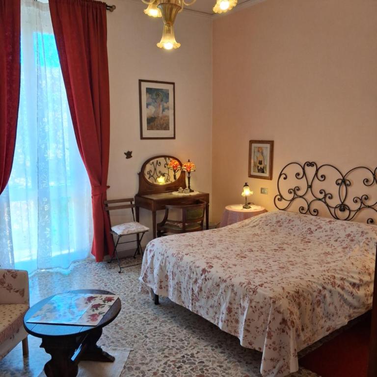 Cozy Charlotte's Room - Double Room with Private Bathroom - 3