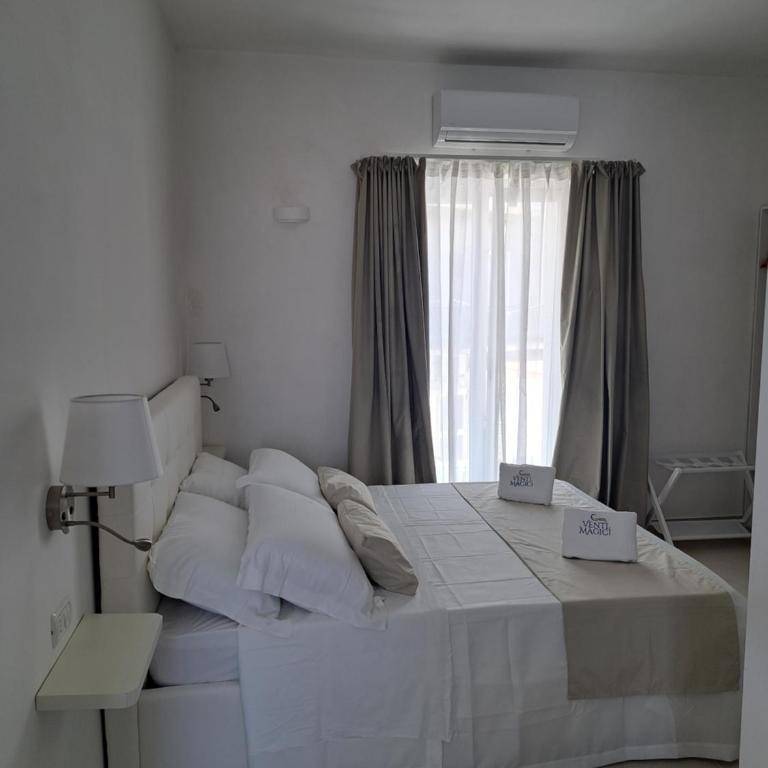 Venti Magici Rooms - Deluxe Double Room with Side Sea View - 2