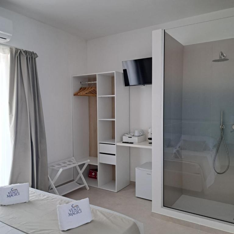 Venti Magici Rooms - Deluxe Double Room with Side Sea View - 4