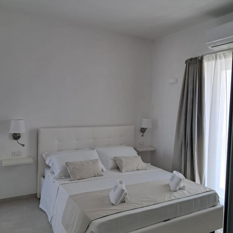 Venti Magici Rooms - Deluxe Double Room with Side Sea View - 8