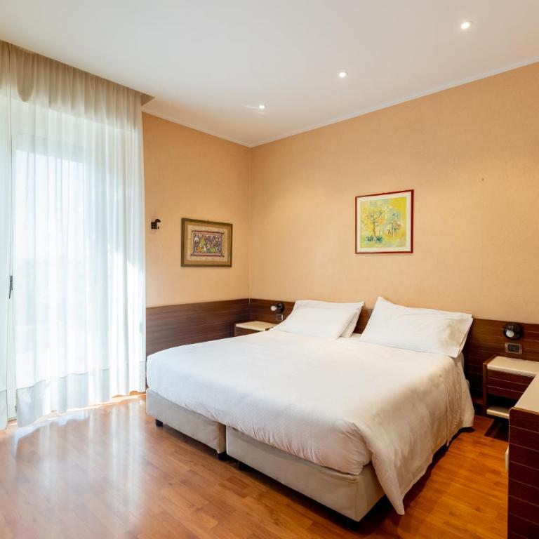 Hotel Tre Vele - Camera Matrimoniale con Vista Lago Parziale - 11