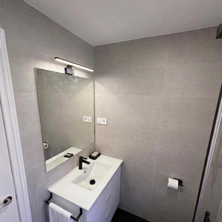 Bright 3BR Apartment with Terrace in Madrid Rio - Three-Bedroom Apartment - 11