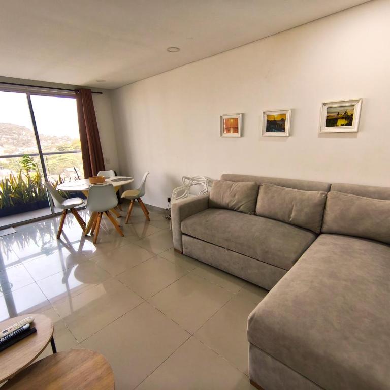 2BR 2BA con Balcon en L y Vista Abierta, Piscina 360 Piso 27, a Pasos del Mar y Murallas - Two-Bedroom Apartment - 16