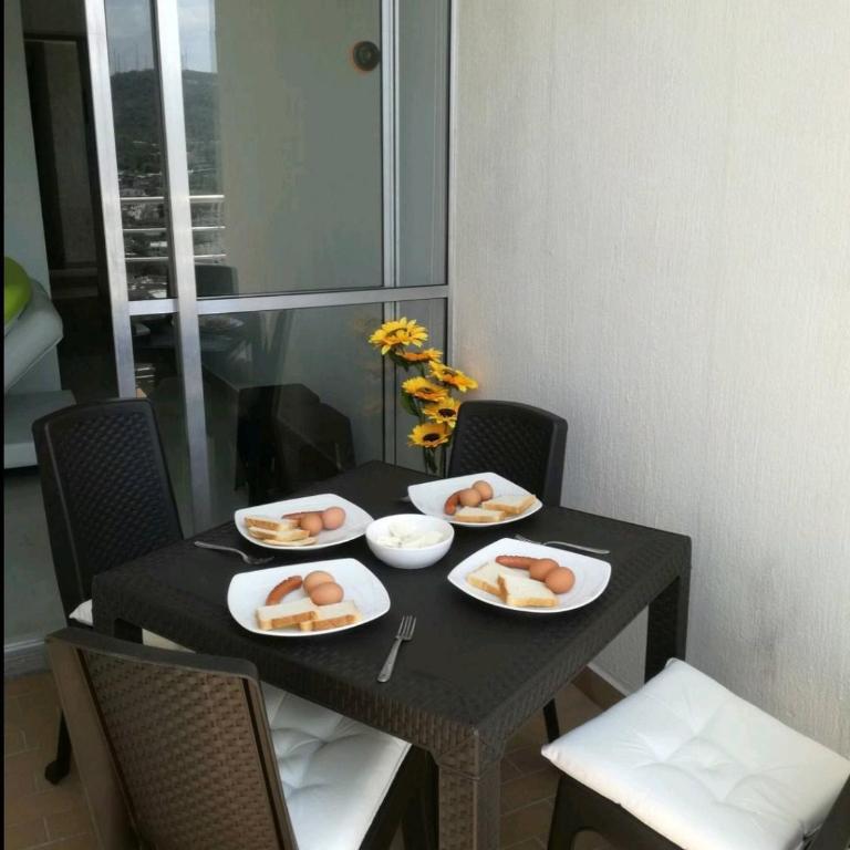 Cozy Apartment Near the Beach, Pool Access, Hot Water - Apartment - 8