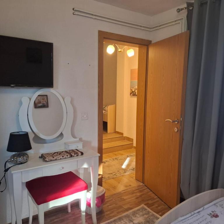 Amina River Apartment - Three-Bedroom Apartment with Lake View - 10