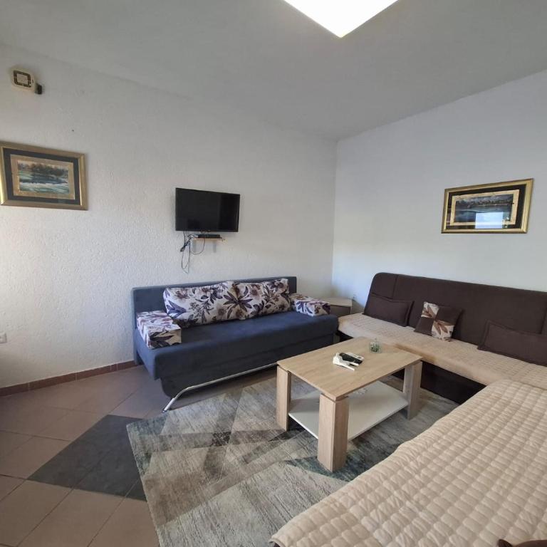 Amina River Apartment - Three-Bedroom Apartment with Lake View - 17