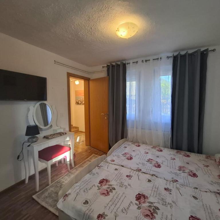 Amina River Apartment - Three-Bedroom Apartment with Lake View - 16
