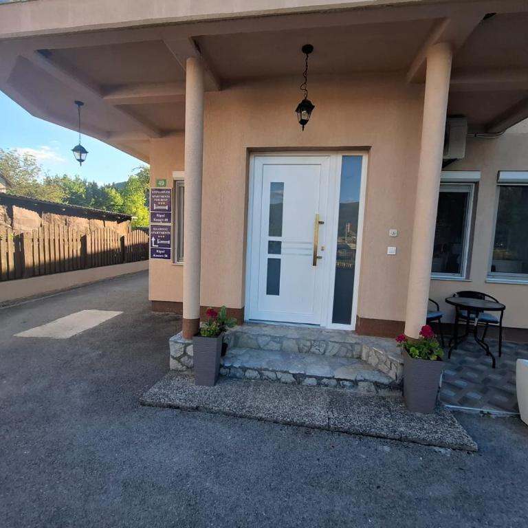 Amina River Apartment - Three-Bedroom Apartment with Lake View - 2