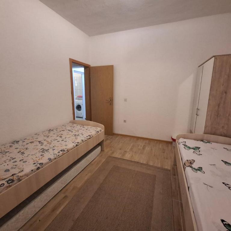 Amina River Apartment - Three-Bedroom Apartment with Lake View - 9