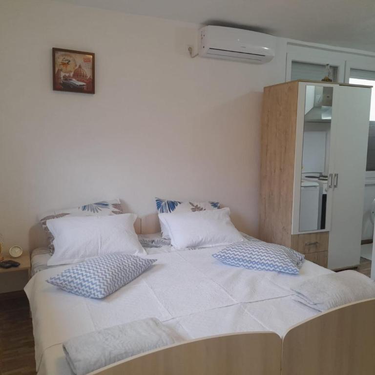 Amina River Apartment - Three-Bedroom Apartment with Lake View - 14