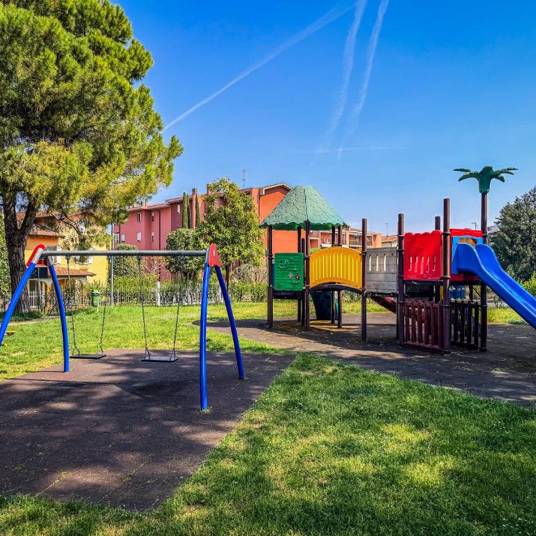 Modern 1BR Apartment with Garage, Elevator & 2 Balconies near Garda Lake, Train Station & Center - Appartamento con 1 Camera da Letto - 40