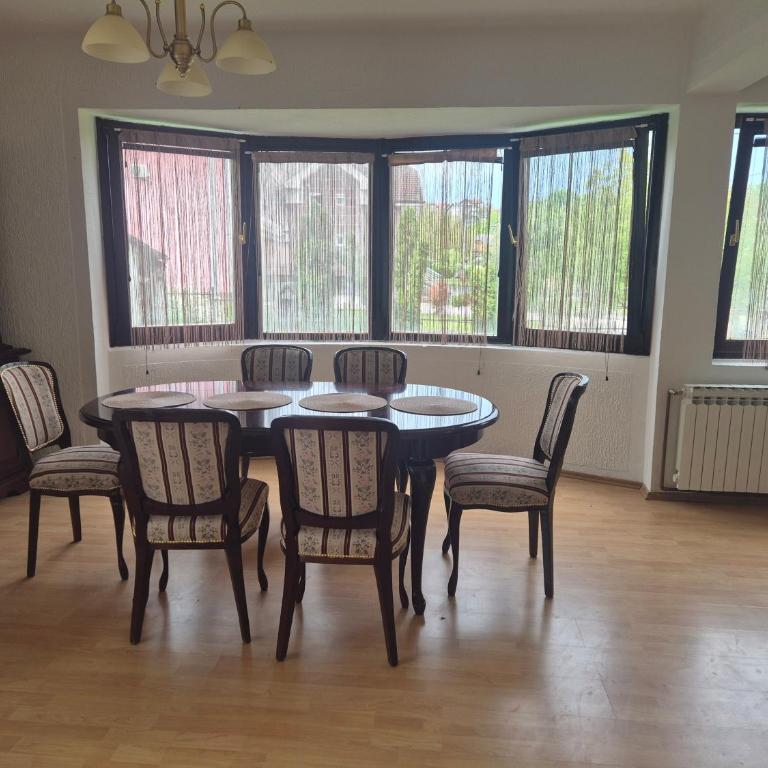 Bella holiday home Komadić prirode,mira,pravoga sela u neposrednoj blizini centra Banjaluke 4 km Garaža 4 sobe - Vila - 5