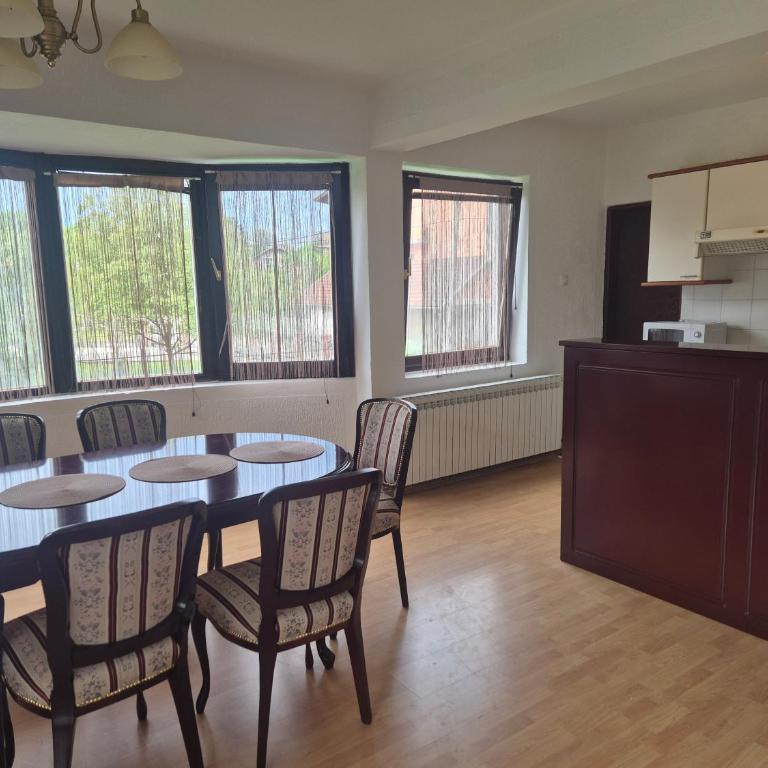 Bella holiday home Komadić prirode,mira,pravoga sela u neposrednoj blizini centra Banjaluke 4 km Garaža 4 sobe - Vila - 6