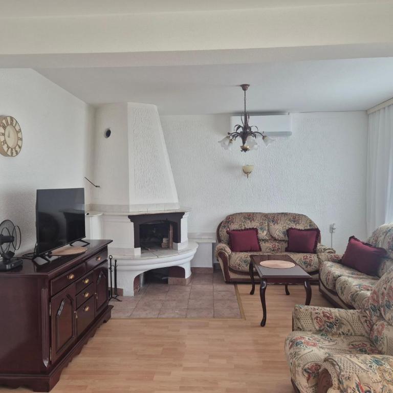 Bella holiday home Komadić prirode,mira,pravoga sela u neposrednoj blizini centra Banjaluke 4 km Garaža 4 sobe - Vila - 2