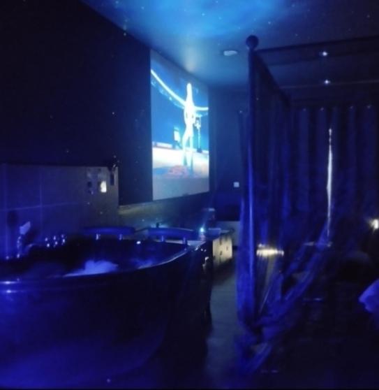 Cinema et balneotherapy - La SPAcieuse Room - Apartamento de 1 dormitorio - 12