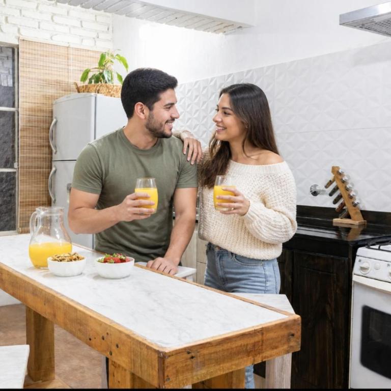 Alojamiento - 2 Bicis - Buena Ubicación - Cochera cubierta a 300mts Gratis - Two-Bedroom House - 2