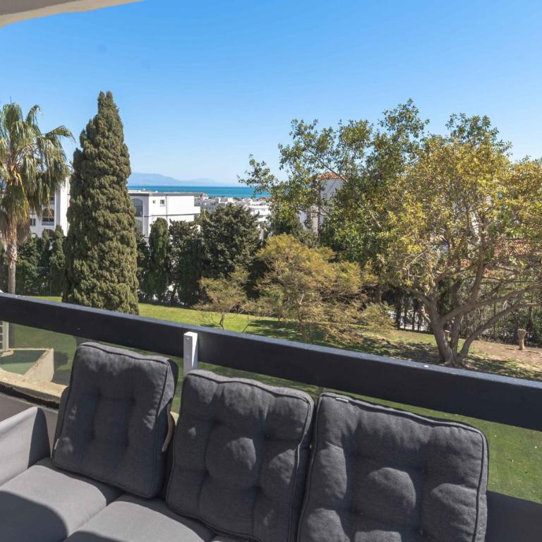 Perfect location! Walk a few minutes to restaurants, lovely beach, town, train and bus - Apartamento de 2 dormitorios con vistas al mar - 2