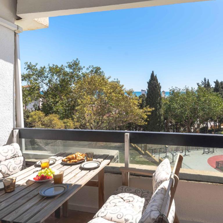 Perfect location! Walk a few minutes to restaurants, lovely beach, town, train and bus - Apartamento de 2 dormitorios con vistas al mar - 3