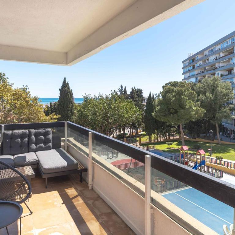 Perfect location! Walk a few minutes to restaurants, lovely beach, town, train and bus - Apartamento de 2 dormitorios con vistas al mar - 9