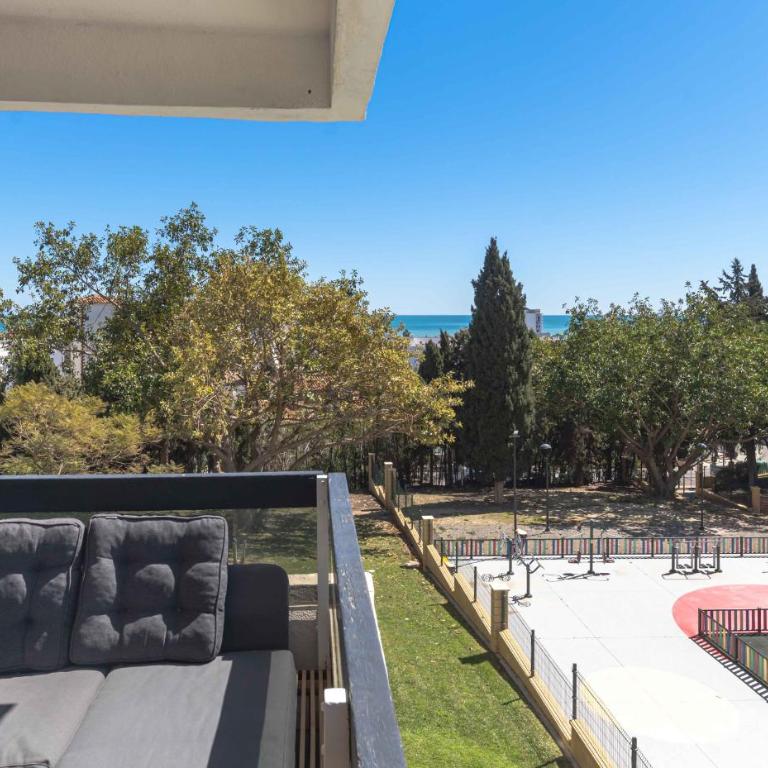 Perfect location! Walk a few minutes to restaurants, lovely beach, town, train and bus - Apartamento de 2 dormitorios con vistas al mar - 10