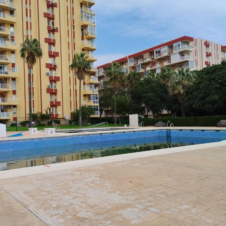 Estudio vista al mar,ideal para dos personas,piscinas ,completamente equipado , rodeado de restaurante y comercios ,estación Renfe - Apartamento de 1 dormitorio - 2