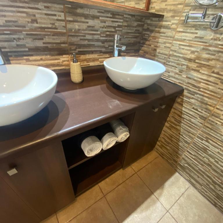 Habitación amplia con cama de dos plazas mas una cama individual y amplio baño exclusivo - Family Room - 22