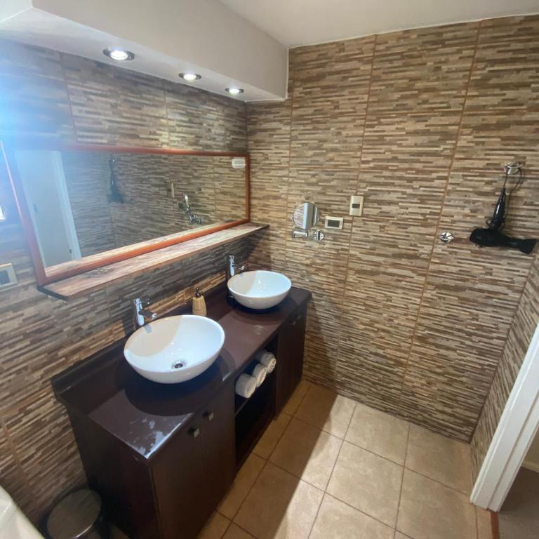 Habitación amplia con cama de dos plazas mas una cama individual y amplio baño exclusivo - Family Room - 23
