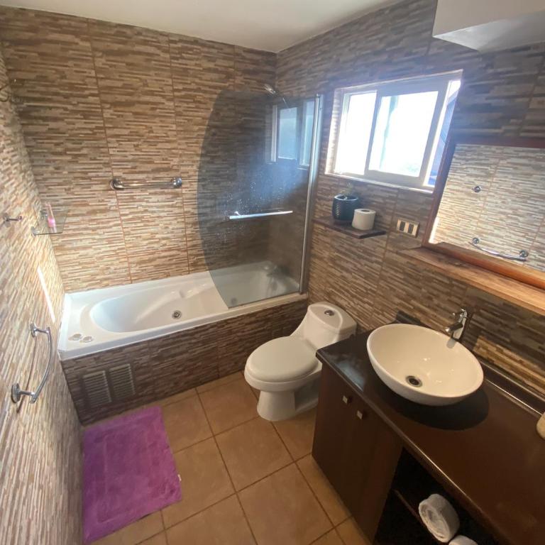 Habitación amplia con cama de dos plazas mas una cama individual y amplio baño exclusivo - Family Room - 24
