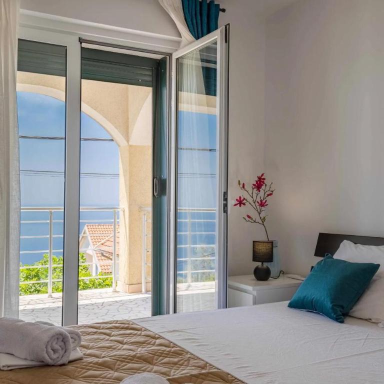 Amazing Apartment In Kotor With Wifi - Three-Bedroom Apartment with Sea View - 3