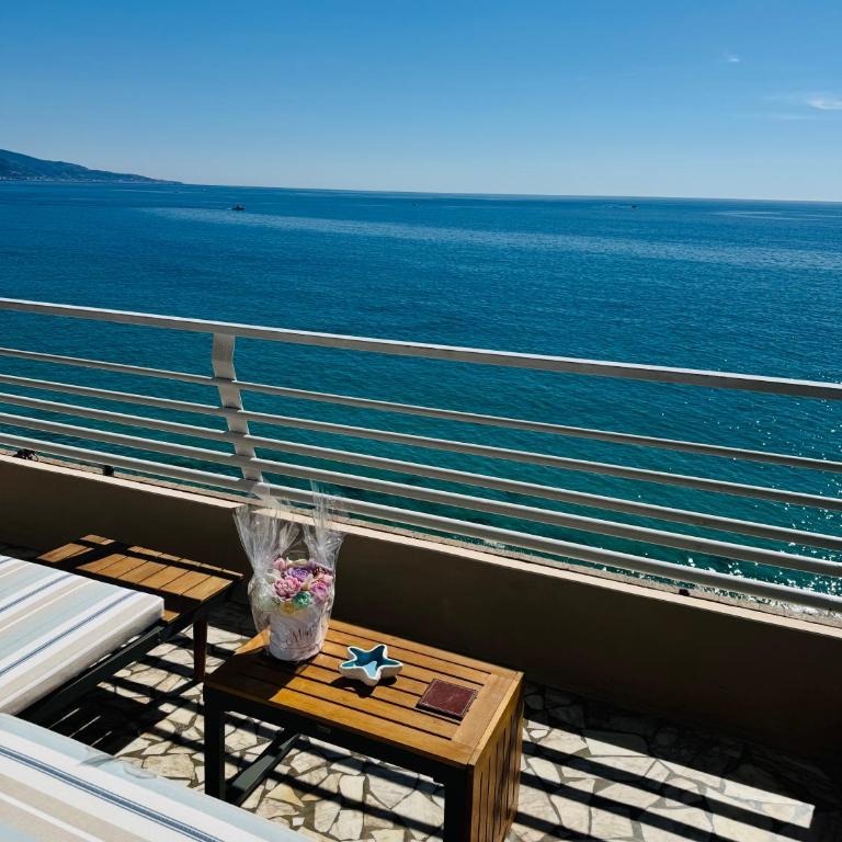 Casa Sud Menton Superbe front mer, appartement rénové, parking & climatisation - Studio mit Meerblick - 87