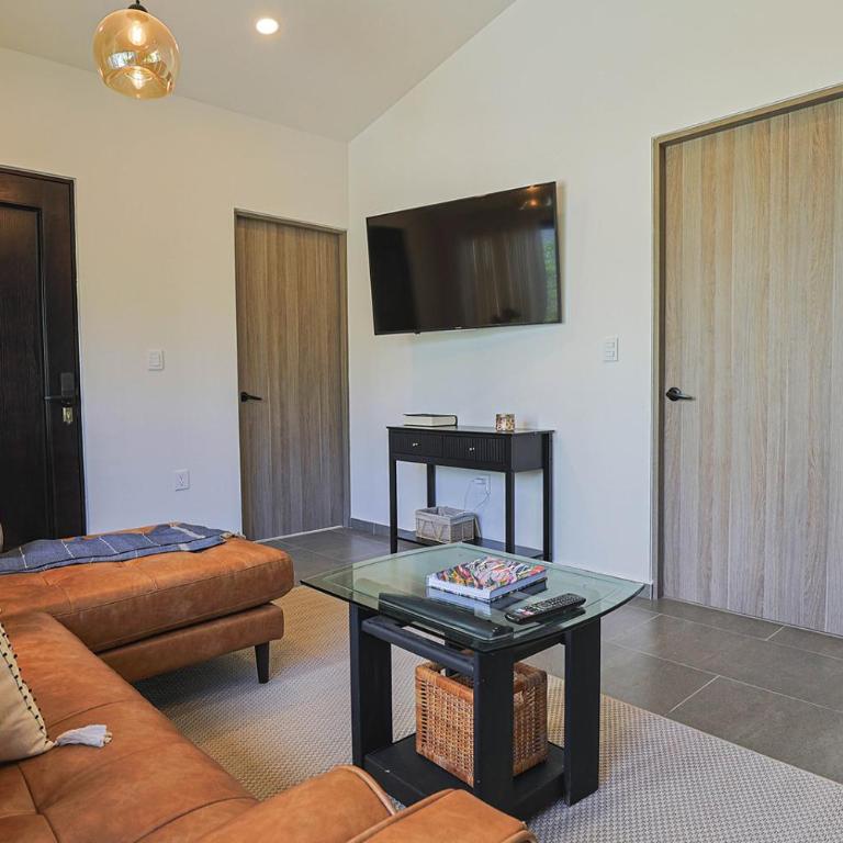 Private Hot Tub - Cozy 2BR Home in Nueva Escondida - Casa - 21