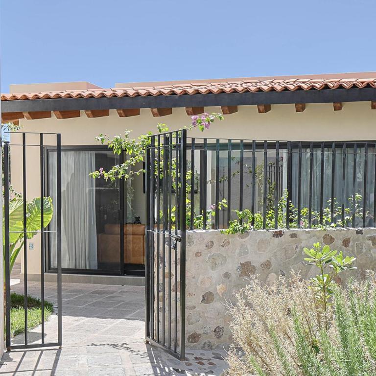 Private Hot Tub - Cozy 2BR Home in Nueva Escondida - Casa - 36