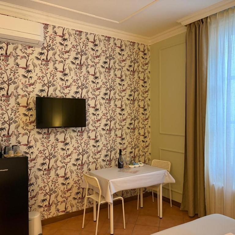 Vincent's artwork - Deluxe Room - 4